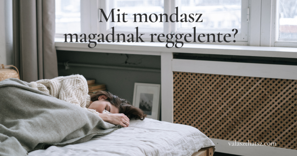 Nő pihen az ágyon a kép szövege: Mit mondasz magadnak reggel?